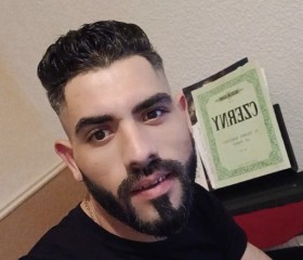 Sergiu, 30, Barcelona