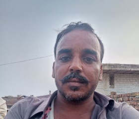 Ri, 18, Larkana