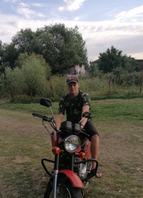 Роман Бурцев из Курска 23 года