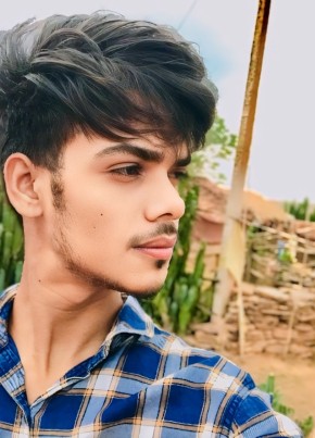 Lucky Chakrawart, 19, India, Jabalpur