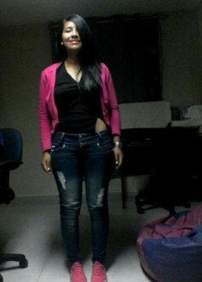 Karla Paredes, 26, República del Ecuador, Quito