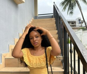 Isha, 22, Freetown