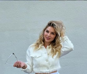 Ariana, 30, Dublin