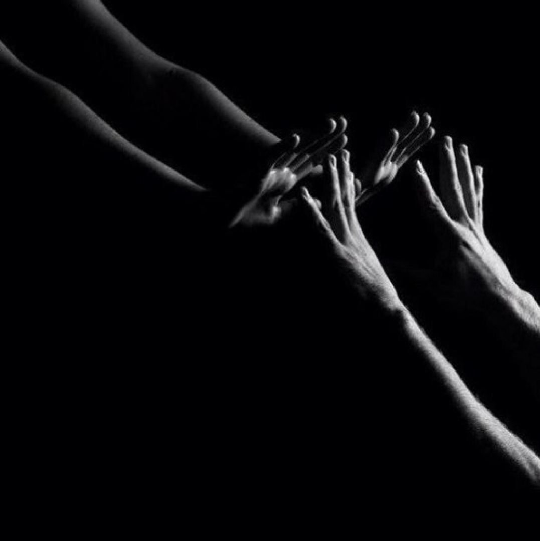 Чувственные руки. Прикосновение рук. Руки на черном фоне. Рука черно белая. Переплетение рук.