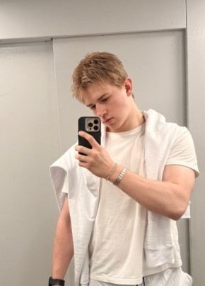 Максим из Екатеринбурга 18 лет