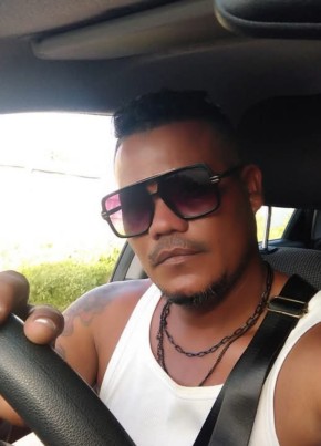 Robles, 42, Cuba, Havana