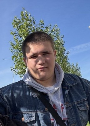 Максим из Екатеринбурга 18 лет