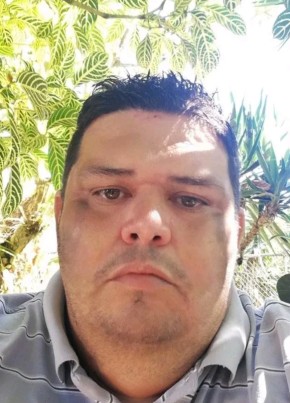 Erick Flores из San Isidro 44 года
