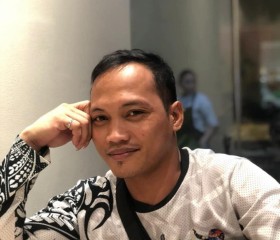 cris G, 30, Manila