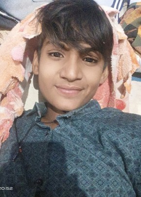 Deepak, 18, India, Begūn