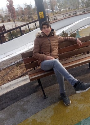 Batuhan Özkaya, 21, Türkiye Cumhuriyeti, Sivas