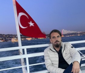 Emrullah, 20, Bussum