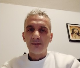 Love, 48, Gattinara