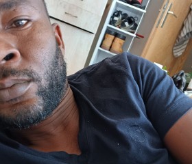 Omarali, 37, Petah Tiqwa