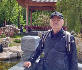 Максим, 63 года, Москва
