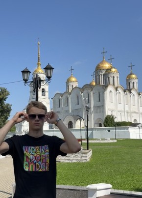 Илья из Москвы 19 лет