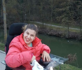 Eda Özkaraaslan, 29, Sulzbach an der Murr (Baden-Wuerttemberg)