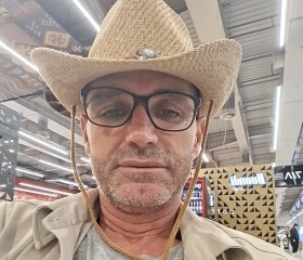 Mondjali, 40, Tirana