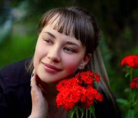 Regina, 28, Loukhi