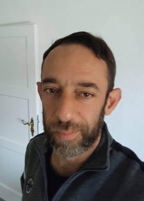Yaser Iljalaby из Braunschweig 42 года