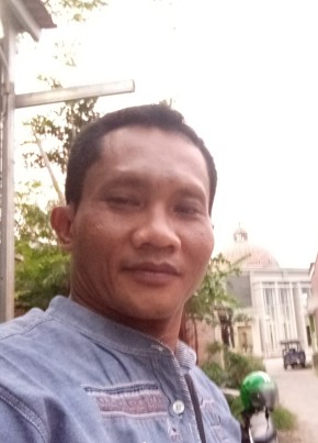 Muzaki, 21, Indonesia, Cikampek