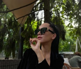 Elizaveta, 37, Edmonton