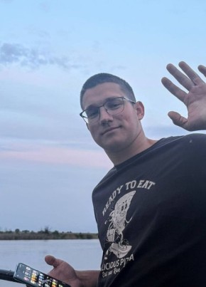 Павел из Астрахани 23 года