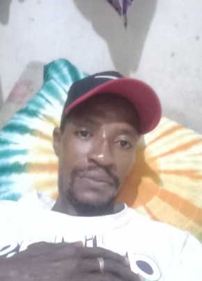 Albert  Maomou, 33, République de Guinée, Conakry