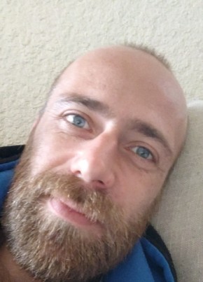 Laurent, 37, République Française, Laval