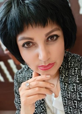 Брюнетка