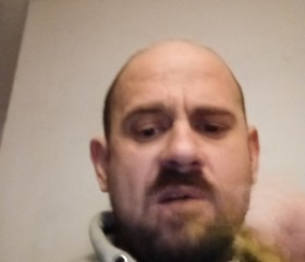 Robert, 36, Tredegar