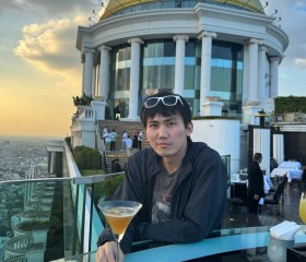 Lee, 25, Wuhan