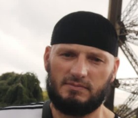 Hasan, 44, Valence