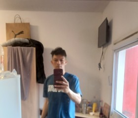 Zac DG, 30, Budapest