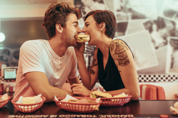 Любовь vs. Бургер: влюбленные мужчины отказываются от жира